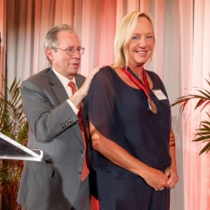 Patrica Devitt Risse receiving HDA medal